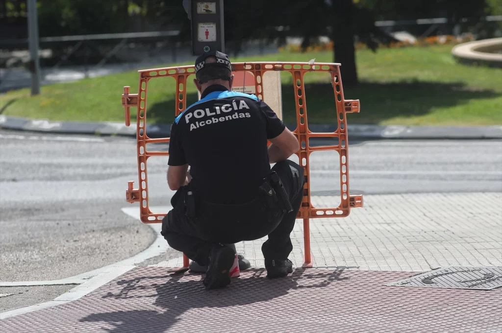 El PP trabaja a contrarreloj para evitar las críticas de la oposición y los ciudadanos de Alcobendas 1 Un policía municipal coloca una valla de restricción de movilidad en el municipio de Alcobendas (Fuente: agencias)