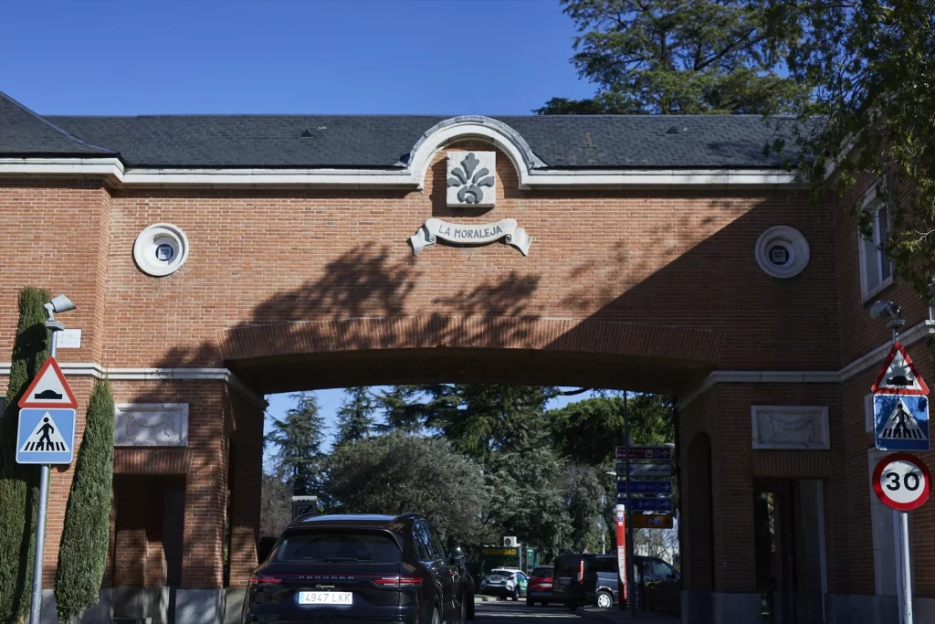 Varios vehículos cruzan una de las entradas a La Moraleja tres días antes de su cierre perimetral, Alcobendas, Madrid, (Fuente: Agencias)