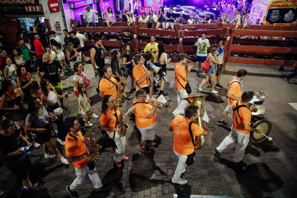 Las fiestas de San Sebastián de los Reyes reaviva la histórica rivalidad con Alcobendas 1 EuropaPress 4647103 comparsa recorre calles san sebastian reyes antes encierro farol 27 agosto