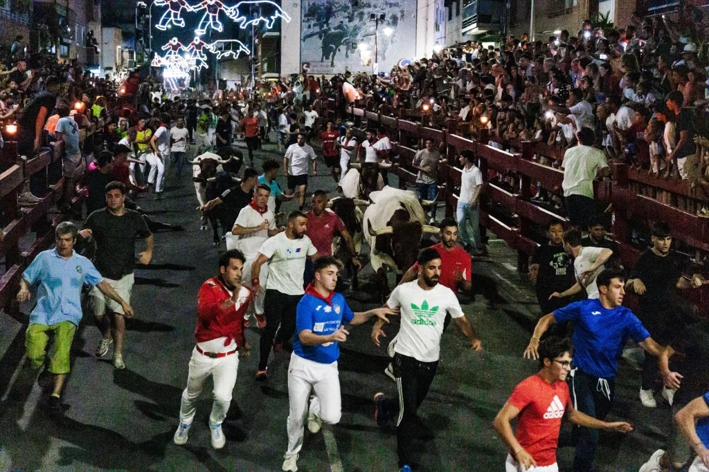 Varios corredores durante el encierro nocturno en las fiestas de San Sebastián de los Reyes, a 26 de agosto de 2024, en San Sebastián de los Reyes, Madrid (Fuente: Agencias)