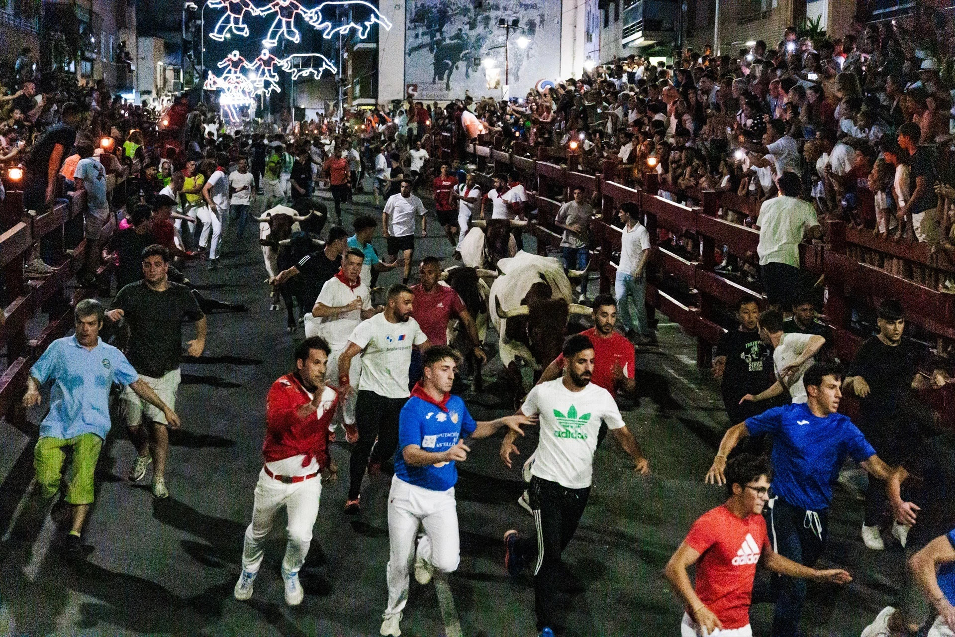 Varios corredores durante el encierro nocturno en las fiestas de San Sebastián de los Reyes, a 26 de agosto de 2024, en San Sebastián de los Reyes, Madrid (Fuente: Agencias)