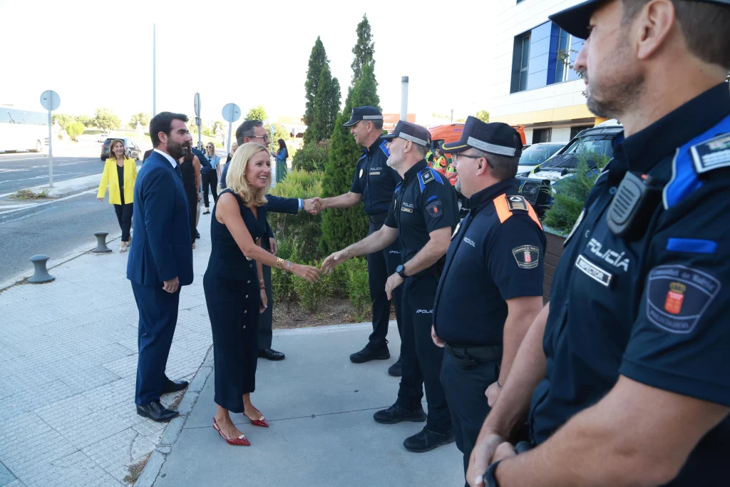 La alcaldesa de Alcobendas, Rocío García, saludando a la Policía Local de Alcobendas (Fuente: Agencias)