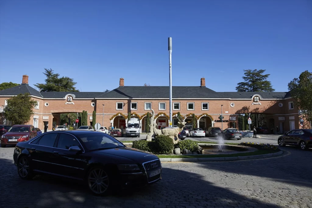 Estos son los pros y contras de la educación de élite en La Moraleja 3 EuropaPress 3441294 varios coches permanecen aparcados via moraleja dias antes cierre