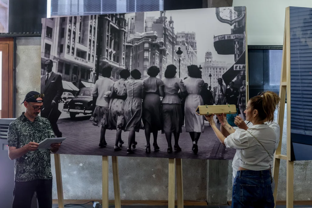 Varias personas durante la exposición Caleidoscopio perteneciente a la Colección de Fotografía Alcobendas, en el Espacio Cultural Serrería Belga, a 5 de agosto de 2023, en Madrid (España). Fuente: Agencias