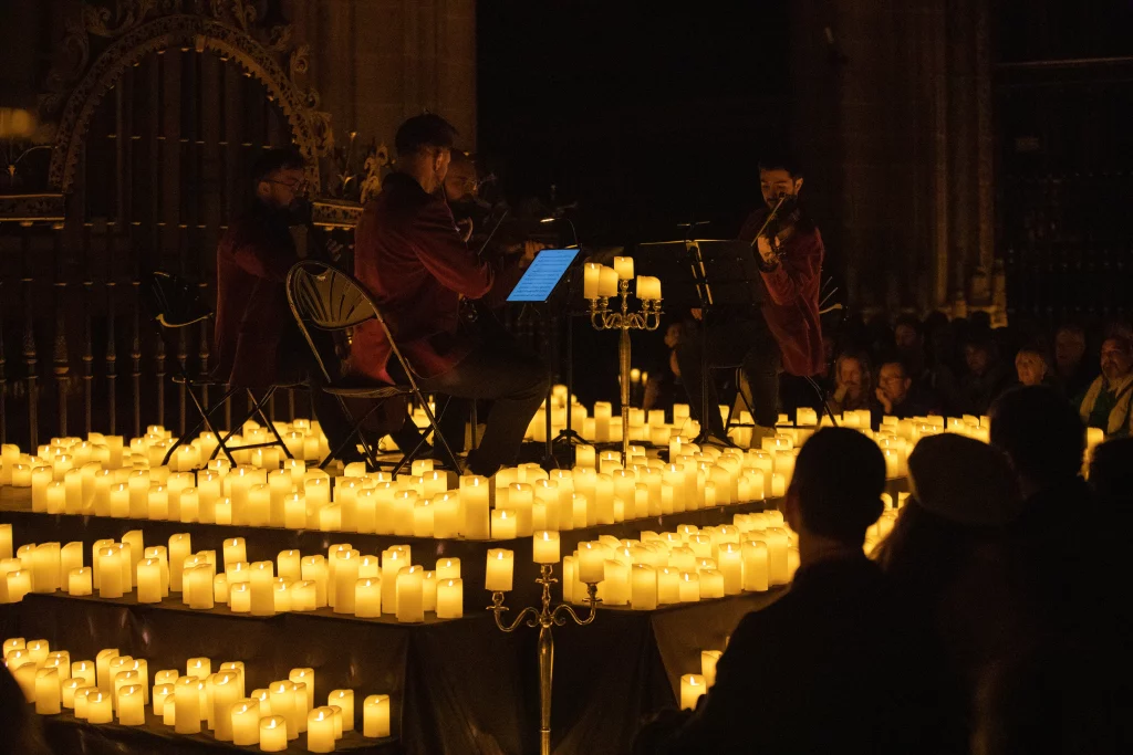 Varios músicos tocando durante el concierto Candlelight ‘Las Cuatro Estaciones’ de Vivaldi, en la Catedral de Segovia, a 17 de noviembre de 2023. Fuente: Agencias