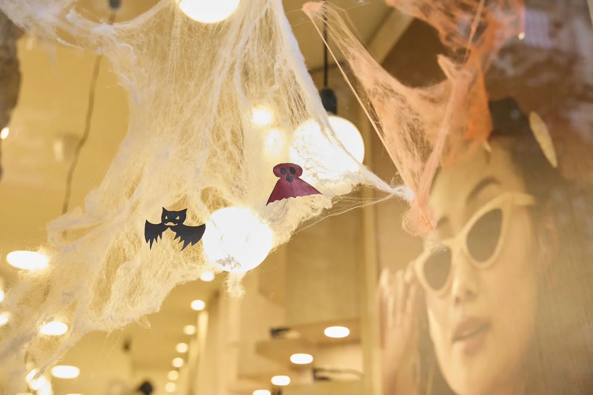 Un escaparate con decoración de Halloween, a 31 de octubre de 2024, en Madrid (España). Fuente: Agencia
