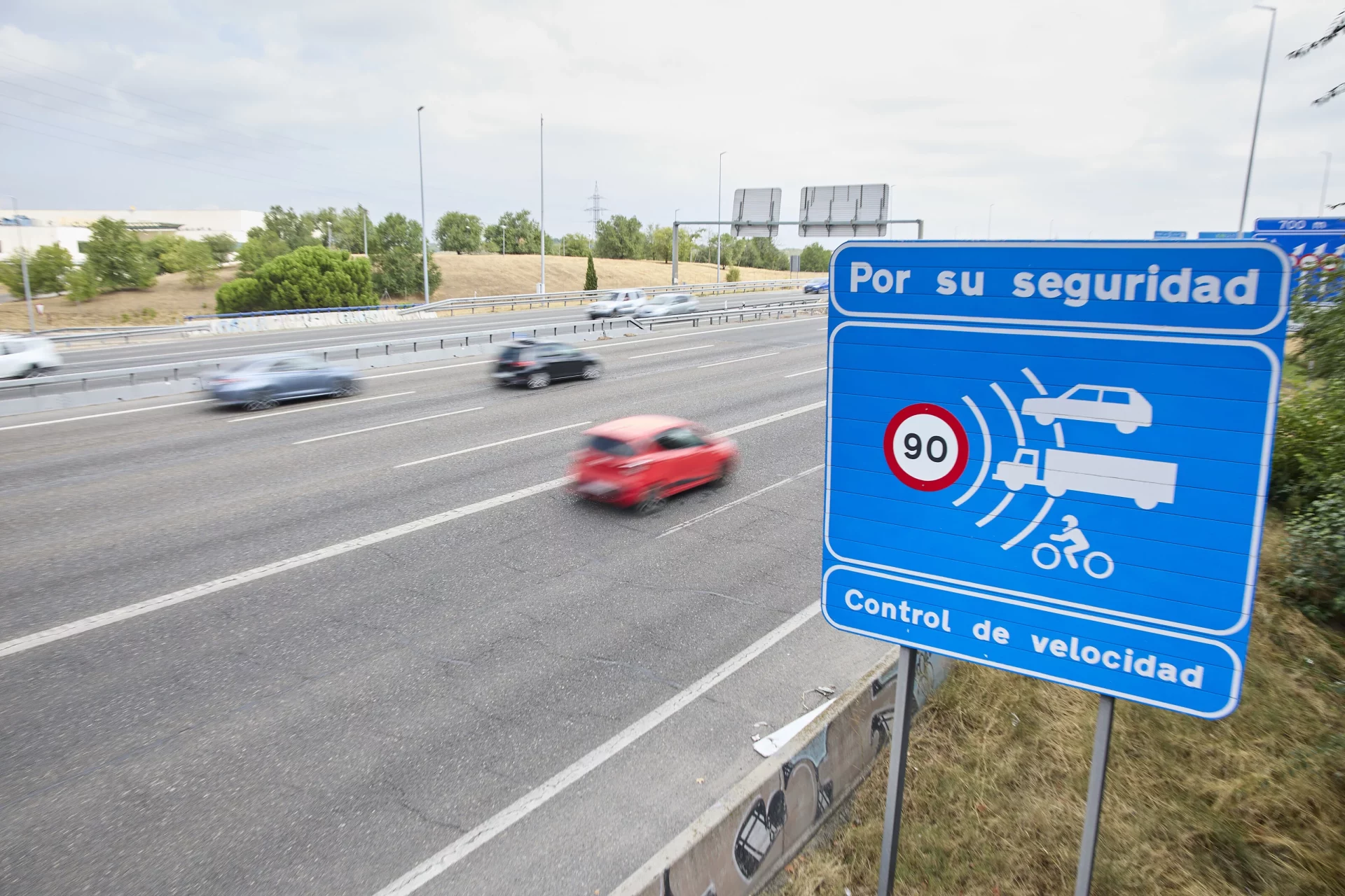 Un cartel que indica un radar de prohibición de circular a más de 90 kilómetros por hora en la autovía A-3, a 30 de agosto de 2024, en Madrid (España). Fuente: Agencias