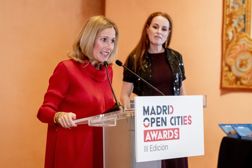 Alcobendas cruza el Atlántico para consolidar su hegemonía como hub estratégico empresarial 1 La alcaldesa de Alcobendas, Rocío García Alcántara, posa en el photocall durante la gala de ‘Las Top 100 Mujeres Líderes de España’, en el Teatro Real, a 16 de febrero de 2025. Fuente: Agencias