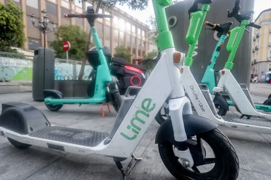Así es la nueva normativa de Patinetes que desde ya hay que cumplir en Alcobendas 1 Patinetes electricos de Lime en Madrid. Fuente: Agencias