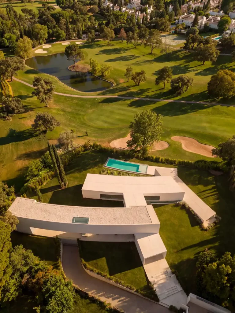 Villa Lago en La Moraleja: la increible casa‑escultura que se funde con el jardín 1 villa lago la moraleja alcobendas