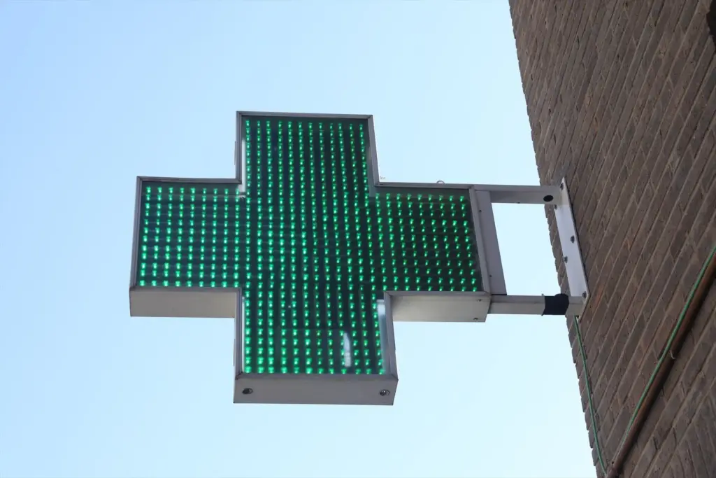 Icono verde encendido de una farmacia en una calle de Madrid (Fuente: Agencias)