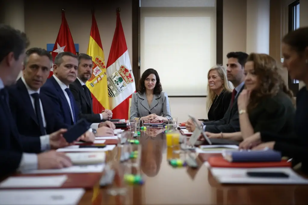 La presidenta de la Comunidad de Madrid, Isabel Díaz Ayuso (c), preside la reunión del Consejo de Gobierno, en el Ayuntamiento de San Sebastián de los Reyes, a 28 de enero de 2026, en Madrid (Fuente: agencias)