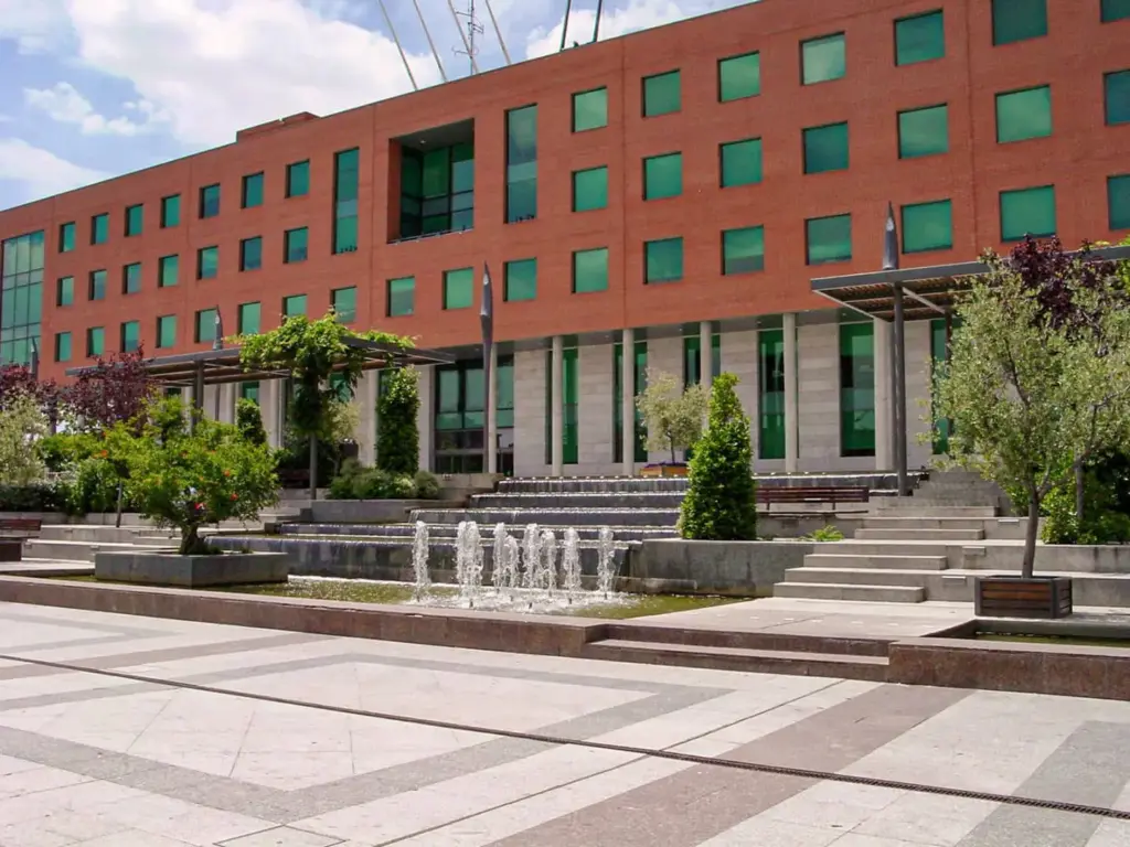 El Ayuntamiento de Alcobendas desestima el recurso de Zagros y reactiva la concesión de la Avenida Olímpica 2 Edificio del Ayuntamiento de Alcobendas