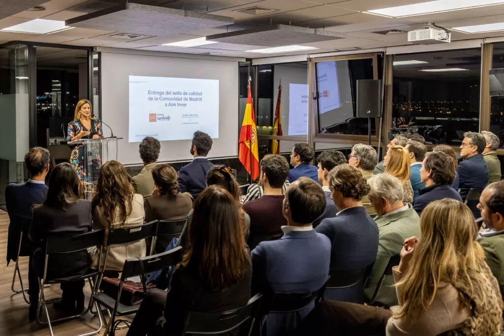 El sello de calidad madrileño reconoce la trayectoria de la consultora Aim Inver en Alcobendas 1 Elena Matilla en la entrega del sello