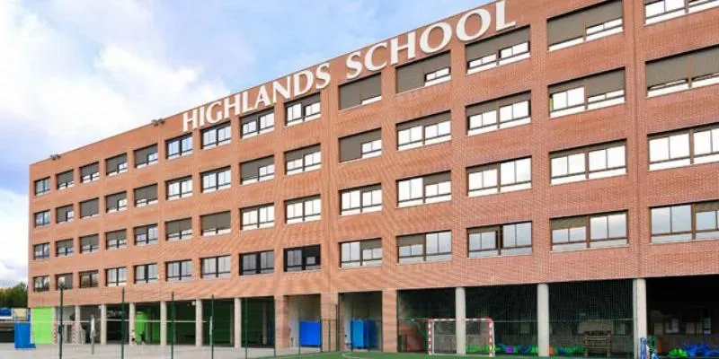 Familias de Highlands El Encinar alzan la voz: piden medidas urgentes ante el riesgo de accidentes en los accesos al colegio 1 Highlands School