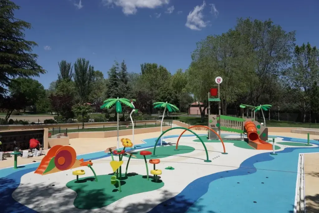 Trabajadores del Polideportivo Dehesa Boyal realizan trabajos para empresas privadas en horario laboral 2 Dehesa Boyal en verano (Fuente: Ayuntamiento de Sanse)