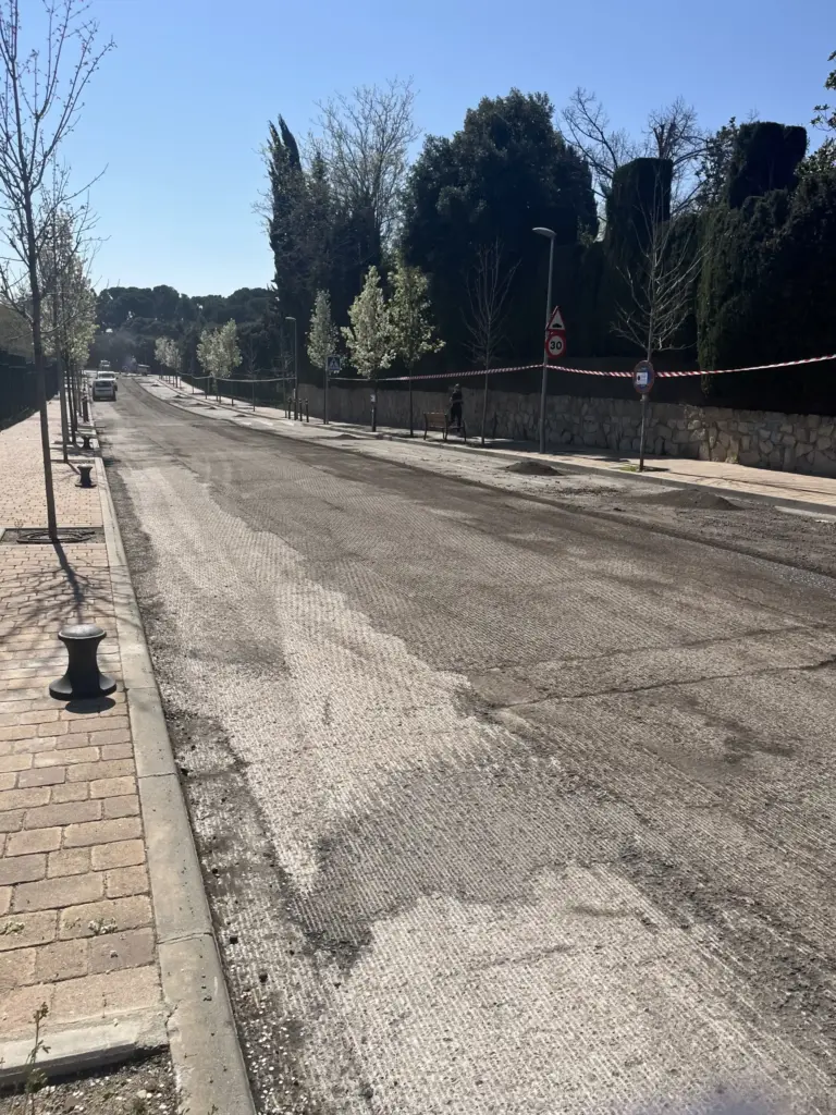 Las molestias provocadas por el asfaltado en la calle Camino Ancho se mantendrán hasta Semana Santa 2 IMG 1499 scaled e1774449753947