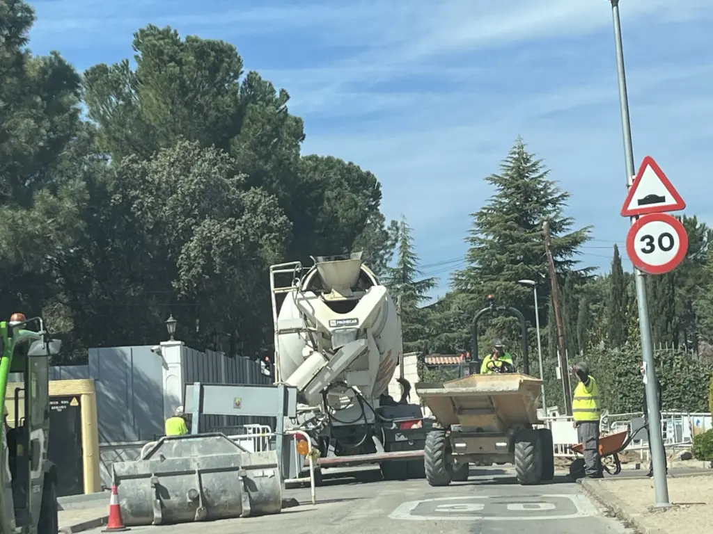 Los vecinos denuncian la desigualdad en el asfaltado de Alcobendas: "Aquí no se actúa ni este año ni el siguiente" 1 Las molestias provocadas por el asfaltado en la calle Camino Ancho se mantendrán hasta Semana Santa -Alcobendas