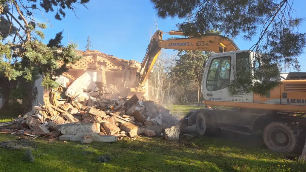 Ecologistas y vecinos alzan la voz contra un desarrollo urbanístico cerca de La Moraleja 1 Obras de demolicion