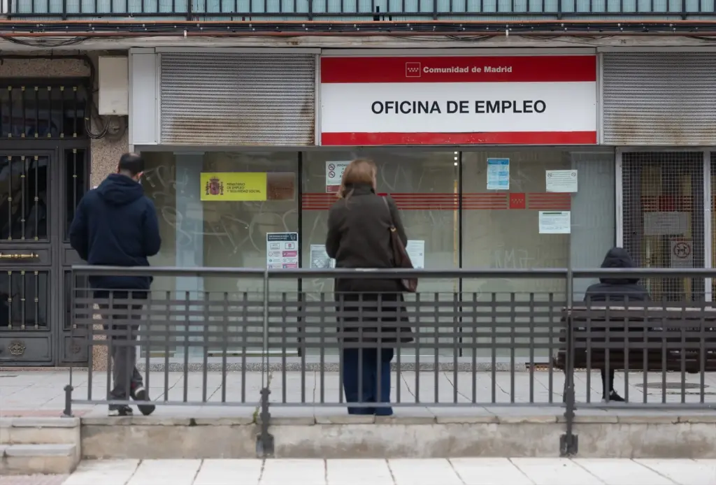 Alcobendas se queda atrás: la preocupante brecha de desempleo que la separa de sus vecinos del norte 1 Oficina de empleo en Madrid con fila. Fuente: Agencias