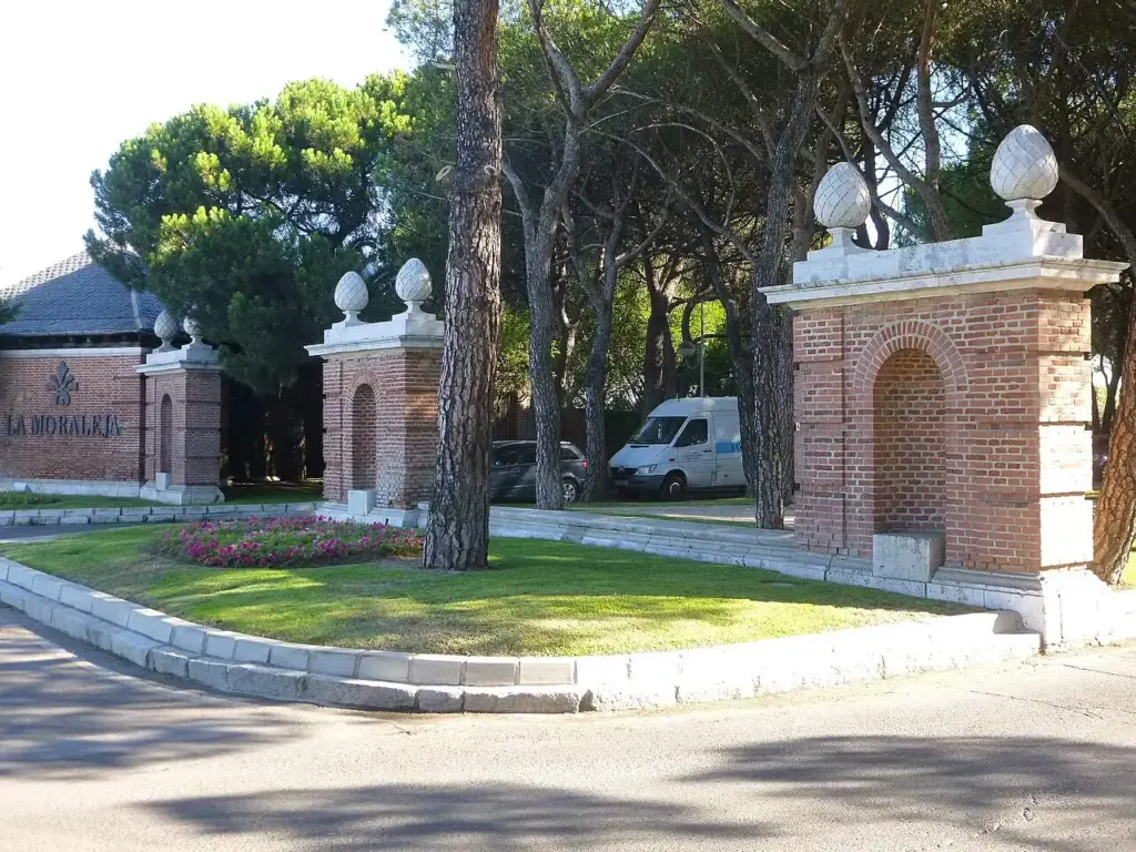 El embudo circulatorio en la Plaza de La Moraleja: el ambicioso Plan de Asfaltado de Alcobendas pone a prueba la paciencia de los vecinos 1 Alcobendas Urbanizacion La Moraleja 03