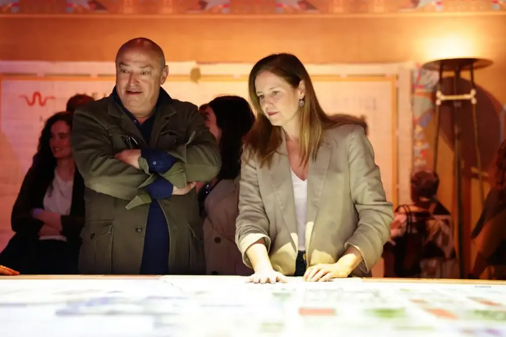 ana davila con los finalistas del proyecto madrid xplora 4