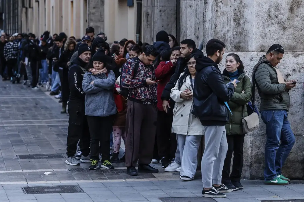 Decenas de inmigrantes hacen cola (Fuente: agencias)