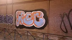 Grafitis en el corazón de Alcobendas: Los vecinos denuncian la inacción ante una plaga que empaña la imagen de los negocios locales 2 grafiti alco