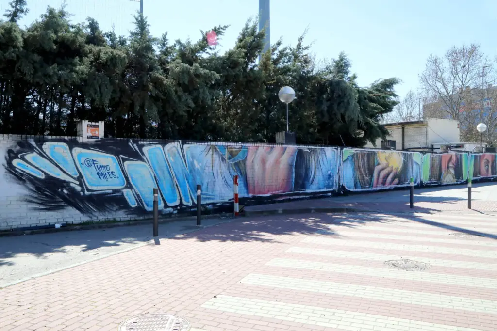 Grafitis en el corazón de Alcobendas: Los vecinos denuncian la inacción ante una plaga que empaña la imagen de los negocios locales 1 grafiti alcobendas