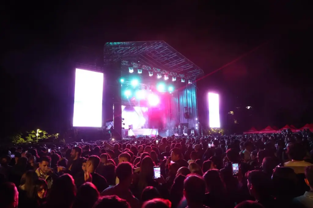 Vecinos indignados por el retraso en la actuación de Juan Magán y la falta de información en el cartel de San Isidro en Alcobendas 1 publico alcobendas concierto juan magan