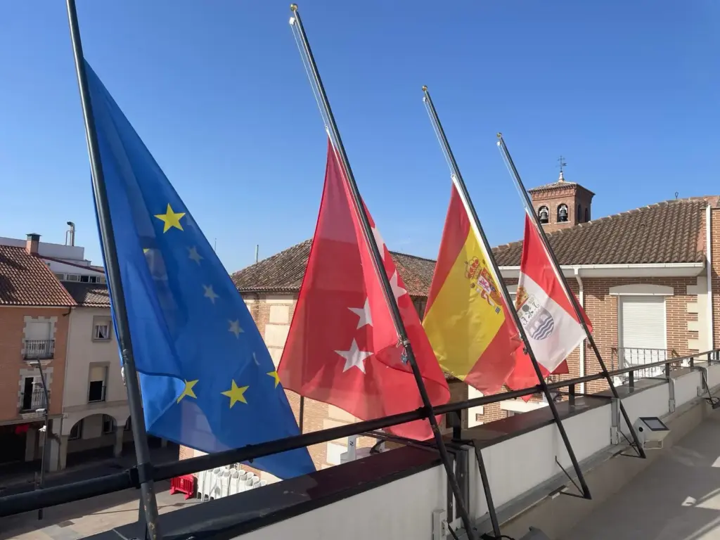San Sebastián de los Reyes de luto: Fallece la concejala Begoña Aguado, número 2 del Partido Socialista 2 Banderas luto SSR