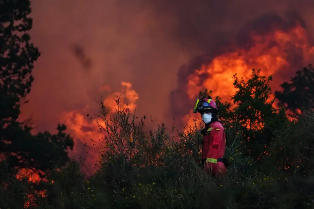 La Comunidad de Madrid alerta sobre los graves incendios de Alcobendas 1 Bomberos trabajando en un incendio