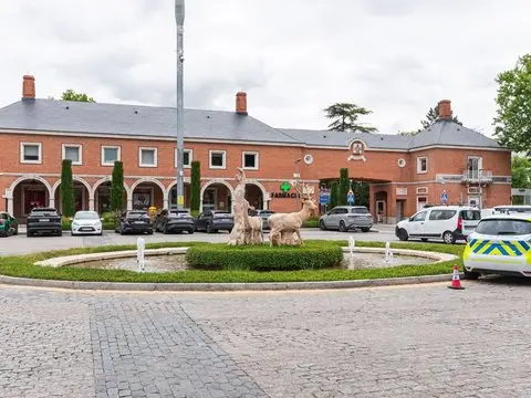 Seguridad frente a estética: La Moraleja debate la integración de tecnología en sus espacios públicos 2 moraleja plaza camara