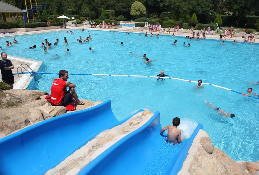 Incertidumbre y malestar vecinal ante las deficiencias en la piscina municipal del Polideportivo José Caballero 2 piscina alcob w