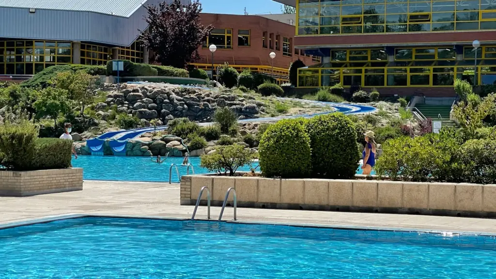 Incertidumbre y malestar vecinal ante las deficiencias en la piscina municipal del Polideportivo José Caballero 1 toboganes alcobendas