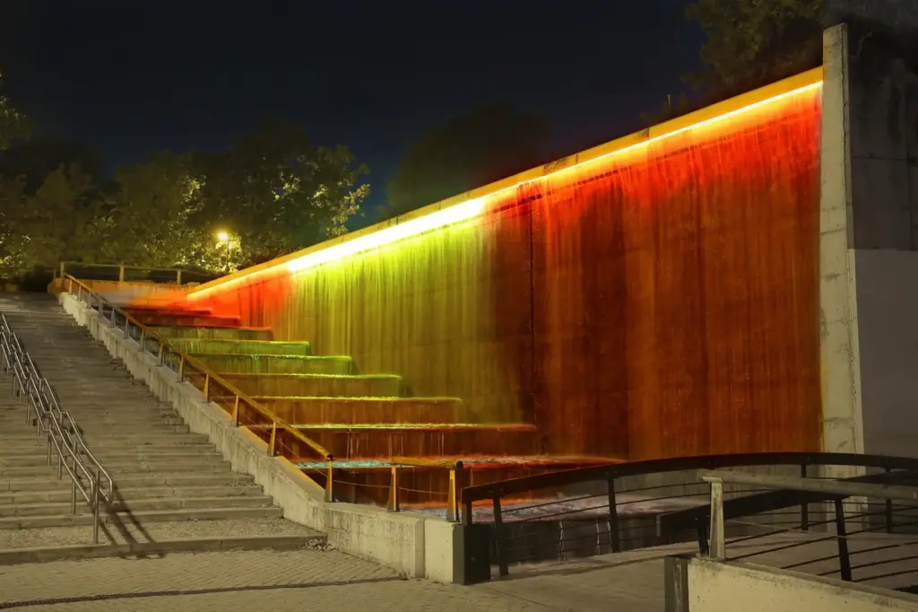 Alcobendas se tiñe de rojo y amarillo para rendir un homenaje histórico a la selección española tras conquistar el mundial 2 Cascada