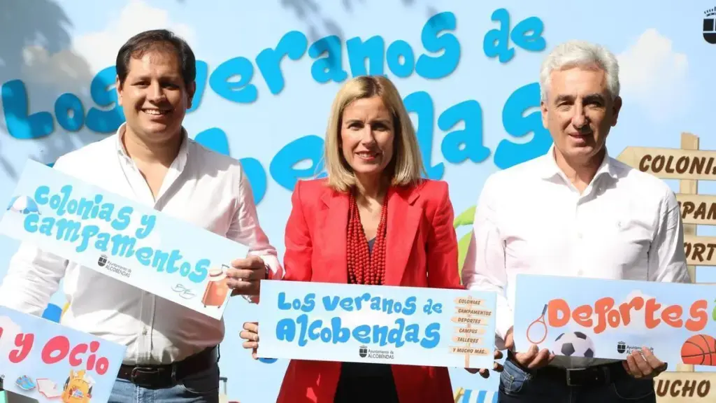 Campamentos de verano en Alcobendas y alrededores: la guía definitiva para padres que buscan plaza a última hora 2 La alcaldesa de Alcobendas, Rocío García Alcántara, junto con los concejales de Juventud, Infancia y Adolescencia, Félix Casanova y Deportes, Jesús Tortosa