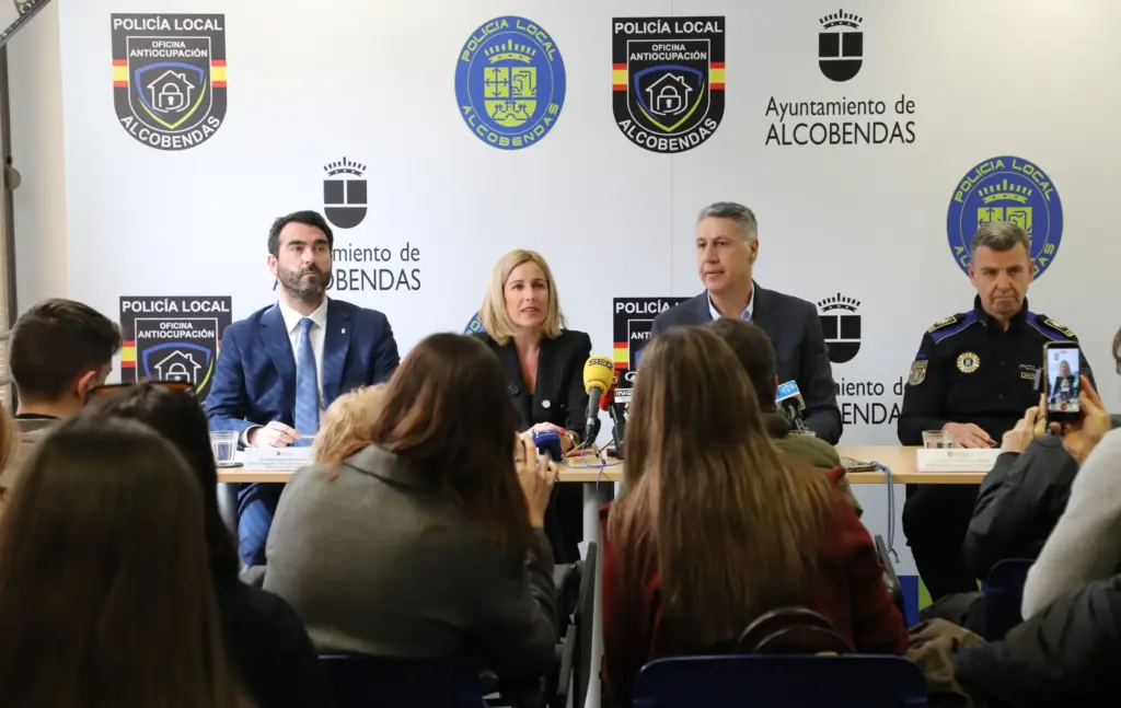 La alcaldesa de Alcobendas presentando la Oficina Antiocupación