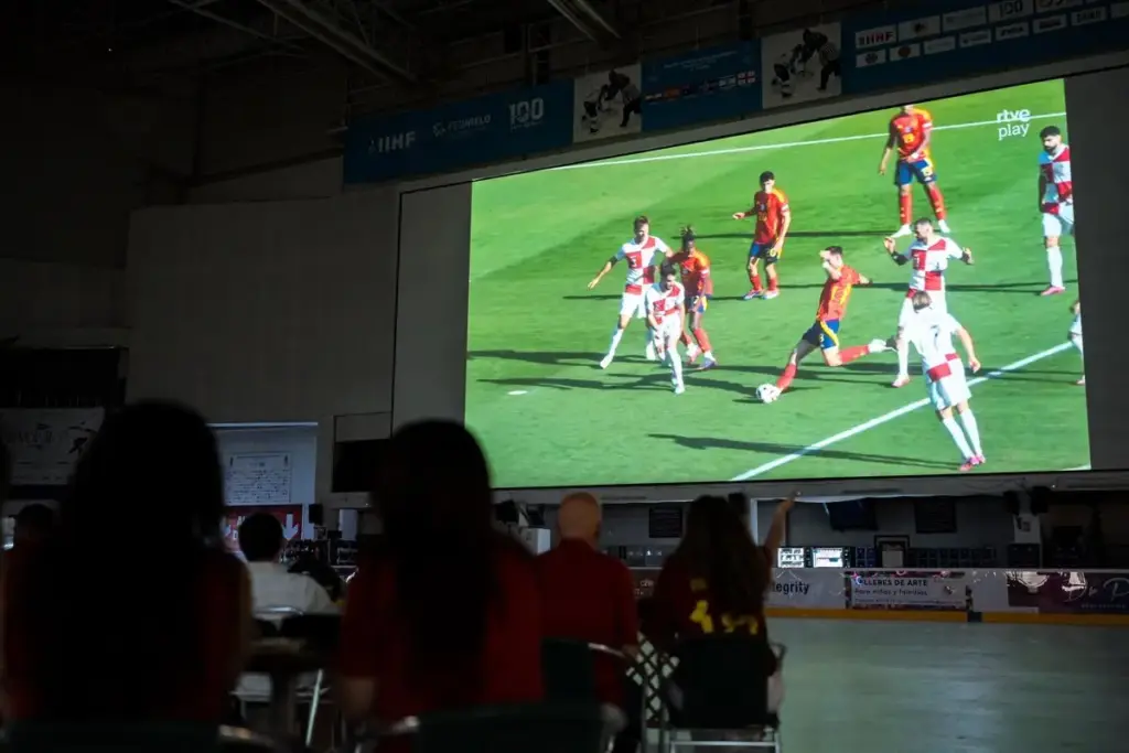 Personas viendo a España durante la Eurocopa 2024 en el Palacio de Hielo de Madrid