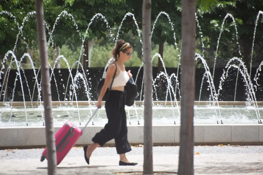 La tercera ola de calor pega más fuerte en Alcobendas: cuándo llegará el respiro al norte de Madrid 1 Una persona camina con calor en verano en España