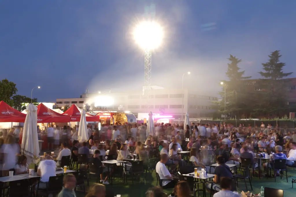 OpenSky Alcobendas: Éxito institucional frente al malestar vecinal por el impacto acústico 2 ZONA DE RESTAURACION