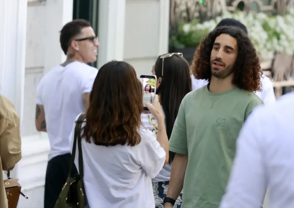 La Moraleja le tiende la mano a Cucurella tras ganar el Mundial con España 1 Marc Cucurella con su pareja