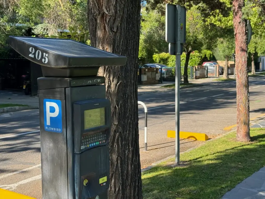 Se acabó aparcar gratis en El Soto de La Moraleja: tarifas, horarios y lo que cambia desde el 1 de septiembre 1 Por segundo año consecutivo, el Ayuntamiento de Alcobendas ha confirmado la suspensión temporal del servicio de estacionamiento regulado en El Soto de La Moraleja durante el mes de agosto
