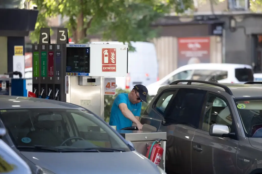 16 céntimos de diferencia por litro y 11 euros por depósito: dónde echar gasolina y diésel baratos en Alcobendas y La Moraleja 1 Una persona reposta el combustible de su coche en una gasolinera, a 18 de agosto de 2026