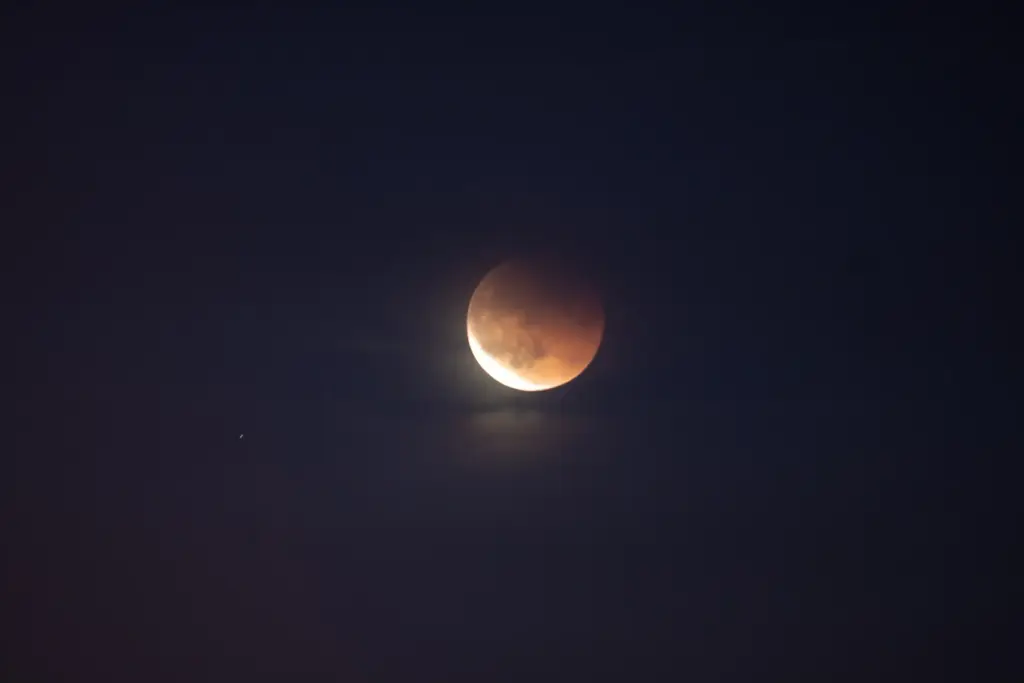 La Luna se vuelve roja esta madrugada sobre La Moraleja y Alcobendas: todo lo que necesitas saber antes de que empiece el eclipse 1 Vista de un eclipse lunar a 7 de septiembre de 2025