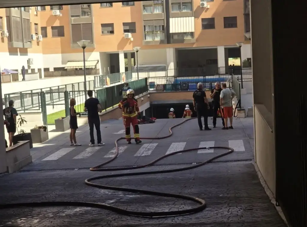 Extinguido un incendio sin heridos en el garaje de una urbanización de Alcobendas tras un rápido desalojo preventivo 1 incendio en alcobendas en el garaje