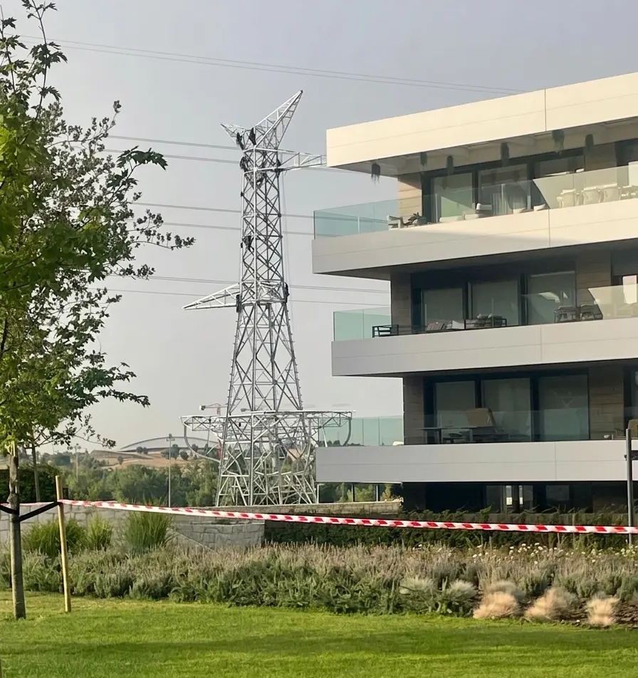 Los vecinos dicen basta: lanzan una recogida de firmas para soterrar las torres de alta tensión en La Moraleja 2 moraleja torre