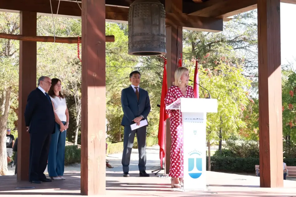 Alcobendas tiene una curiosa campana que Japón le regaló a Estados Unidos hace 70 años y que suena dos veces al año 1 Campana de La Paz de Alcobendas