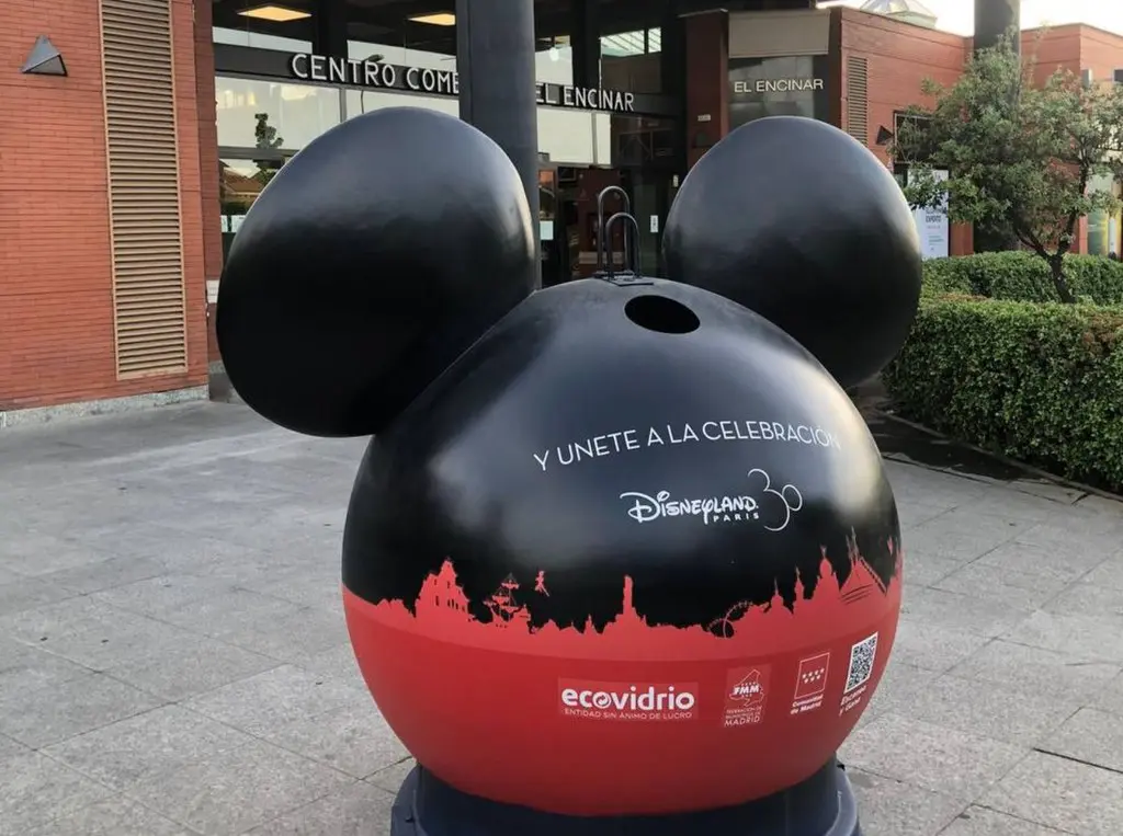 El Ayuntamiento de Alcobendas vuelve a poner publicidad de macrocorporaciones en los contenedores del espacio público 1 Contenedor de Disney en Alcobendas en 2022
