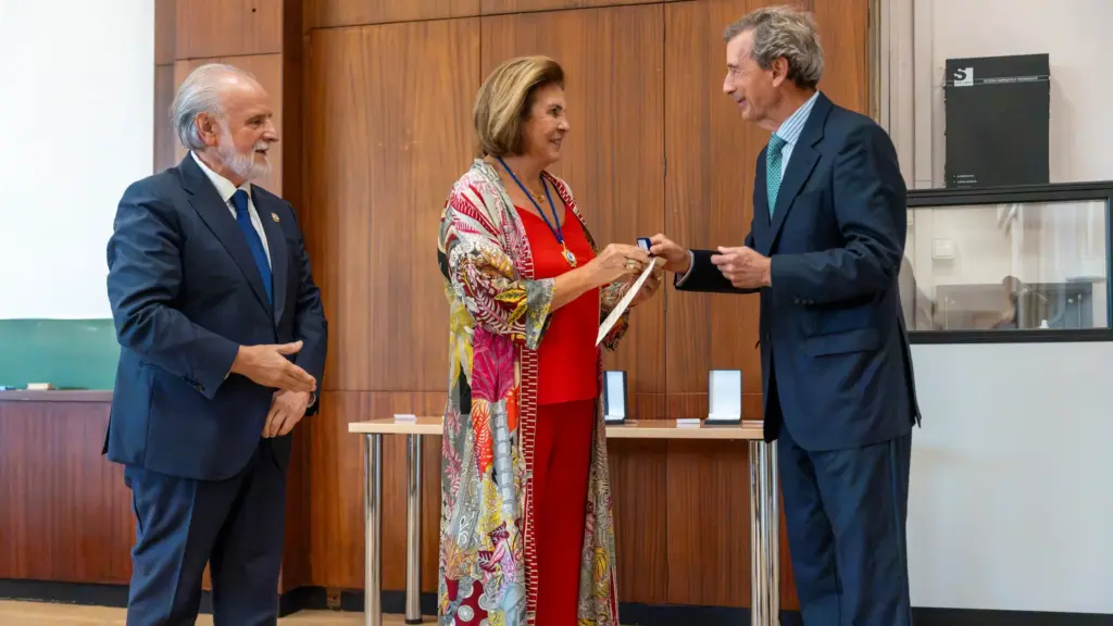 El colegio Brains International Schools, referente educativo de La Moraleja, recibe la Medalla de Honor 2026 1 Entrega medalla colegio de docentes a Maria Hita de Dios